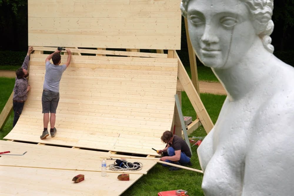 Eine Halfpipe? Keineswegs. Vorm Schloss wird ein großes Fotostudio aufgebaut. Passanten können sich dort vor einem von ihnen gewählten Hintergrund fotografieren lassen.
