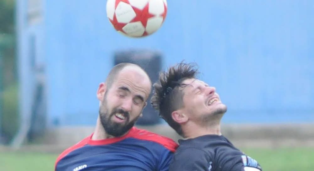 Ein Spiel auf Augenhöhe war es am Sonnabend auf dem Sportplatz in Laucha, wie dieses Kopfballduell zwischen Gästespieler Martin Heber (l.) und dem Siegtorschützen der Gastgeber, Ronny Fröhlich, zeigt.