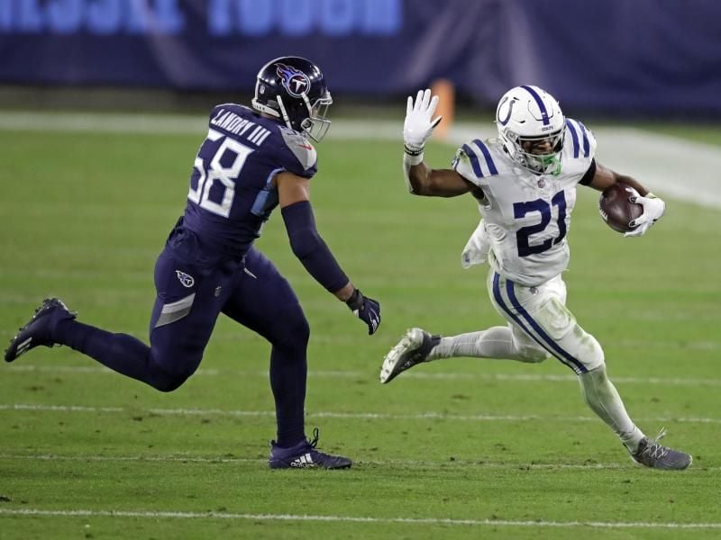 Nyheim Hines (r) von den Indianapolis Colts auf dem Weg zum Touchdown. Foto: Ben Margot/AP/dpa