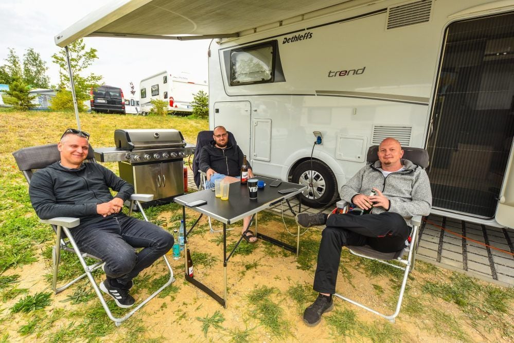 Das Trio aus Magdeburg - Marcus (v.l.), Florian und Maik - ist das erste Mal mit einem Camper am Geiseltalsee.