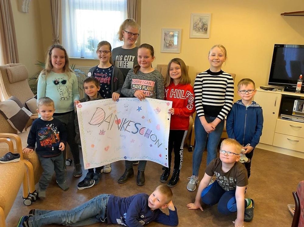Obwohl sich die Kinder vorher nicht kannten und unterschiedlich alt sind, verstehen sie sich gut und spielen miteinander.