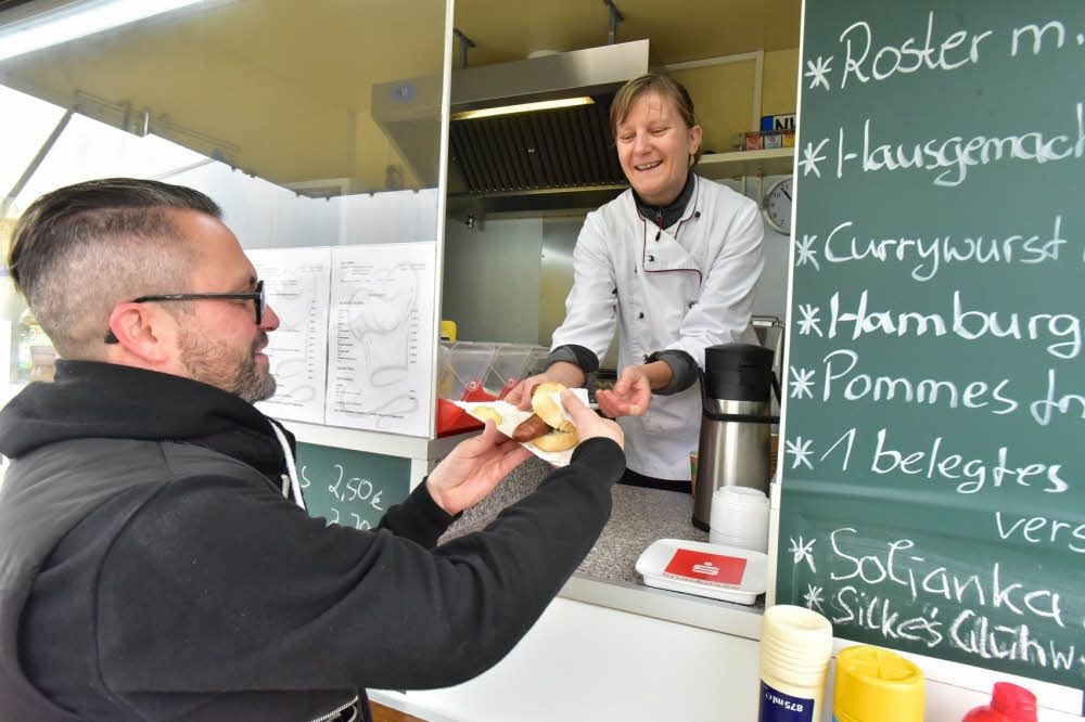 Torsten Kotulla gehört zu den Kunden, die sich regelmäßig bei Silke Birkmann eine Kleinigkeit zum Essen holen.