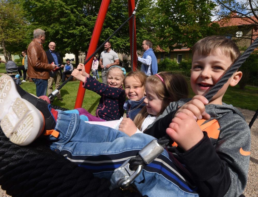 Den ersten Test bestanden: Die Kinder in Winningen freuen sich über die neue Schaukel.