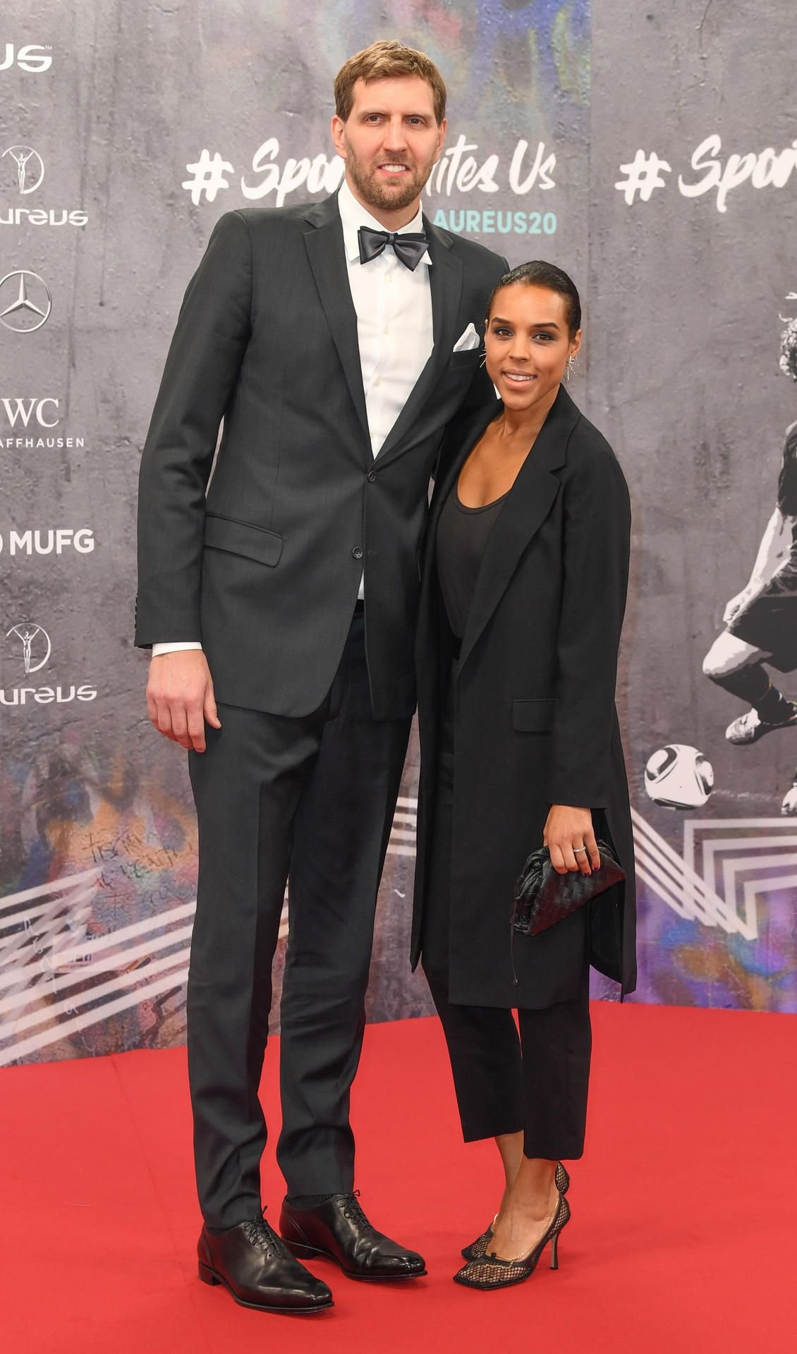 Dirk Nowitzki kommt mit seiner Frau Jessica Olsen in der Verti Music Hall, um am der Verleihung des Laureus Sport Awards teilzunehmen.