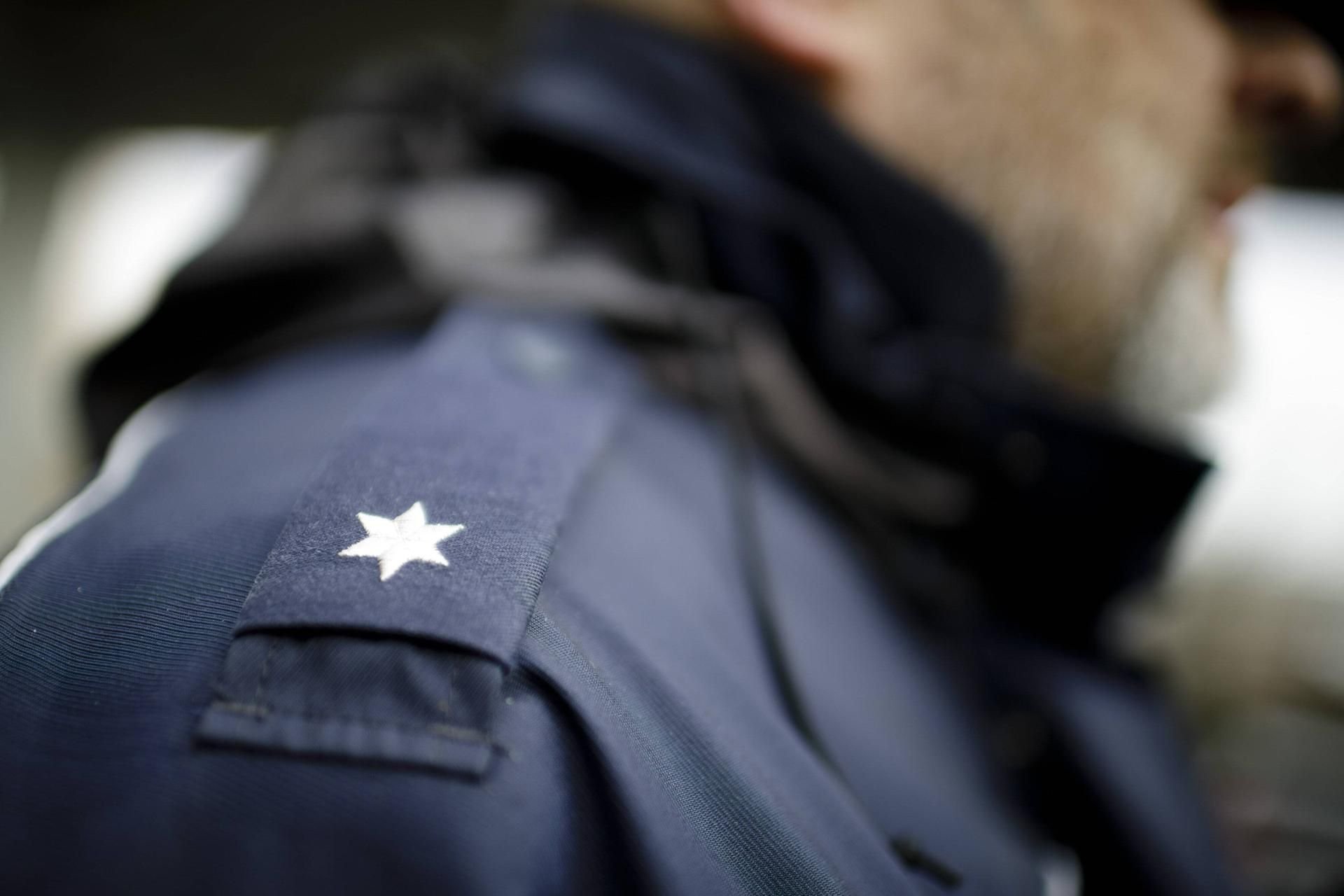 Ein Polizist aus Rheinland-Pfalz steht nach verweigertem Handschlag für Kollegin unter verschärfter Beobachtung.