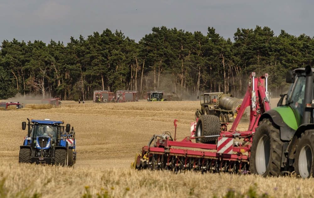 Die Zusammenarbeit zwischen Feuerwehr und dem Landwirtschaftsbetrieb klappt. Weil Wasser rar ist im Wald, kommt es auch im Fass am Traktor.