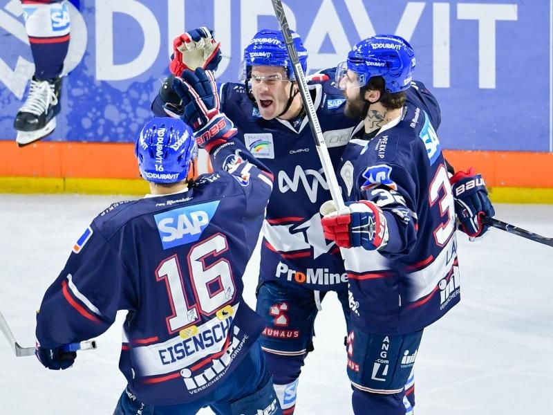 Adler Mannheim hat das erste Spiel 2019 mit 5:1 gegen die Grizzlys Wolfsburg gewonnen. Foto: Uwe Anspach