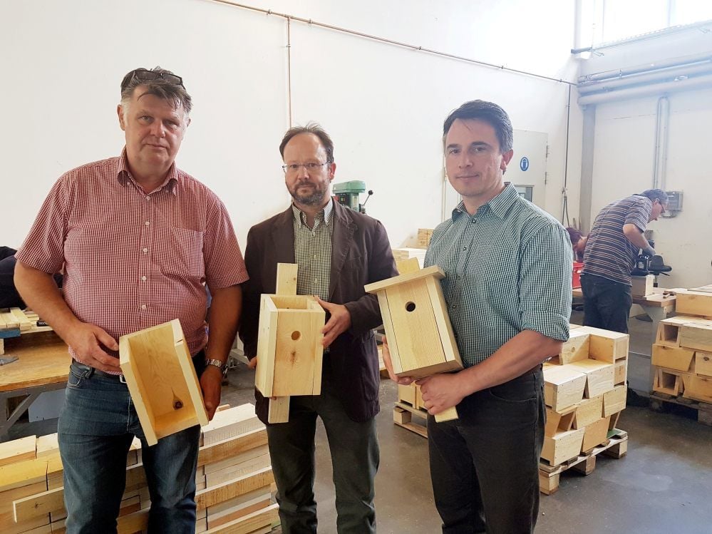 Im vergangenen Jahr produzierte die Jessener Werkstatt 600 Nistkästen für die Kreisjägerschaft Wittenberg. Werkstattleiter Gerd Lehmann zeigte Andreas Wilke und Matthias Milewski (von links) die ersten Exponate.