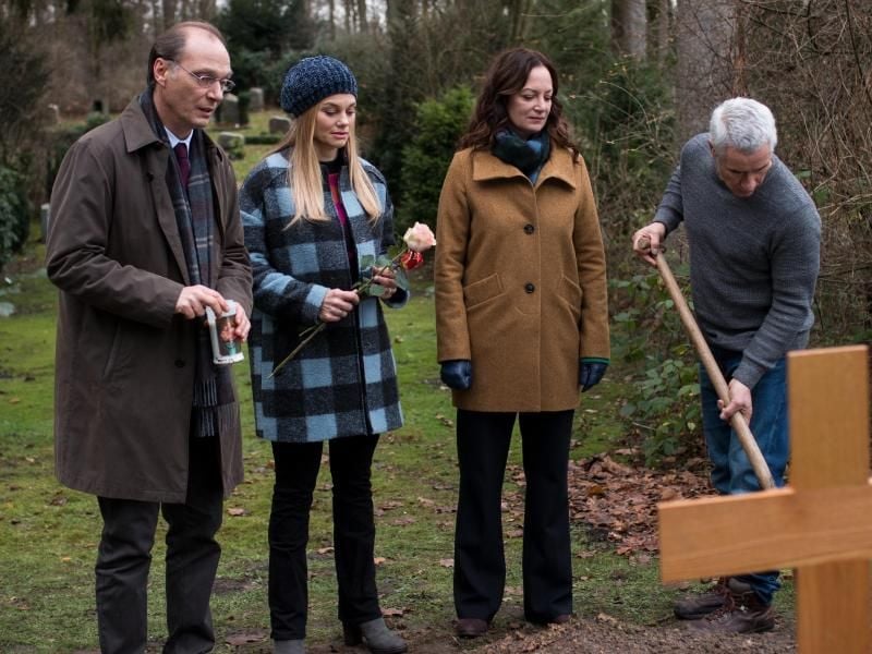 Brauner (Martin Brambach), Alwa Sörensen (Lisa Werlinder), Matthias Hamm (Ralph Herforth) und Jana Winter (Natalia Wörner) stehen an Nicoles Grab-. Foto: Manju Sawhney/ZDF/dpa