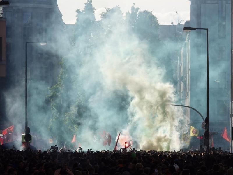 Teilnehmer der revolutionären 1. Mai Demonstration in Berlin-Kreuzberg. Die Berliner Polizei sprach von deutlich weniger Straftaten als im Vorjahr. Foto: Kay Nietfeld
