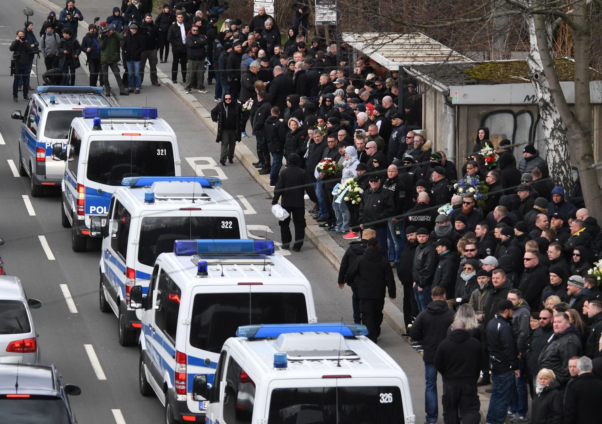 Hunderte Hooligans und rechtsextreme zogen zur Trauerfeier von Thomas H.