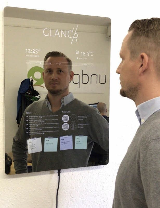 Die Notizzettel hat sich Gordon Böhme nicht auf seinen Pullover geklebt. Sein intelligenter Spiegel zeigt sie an.