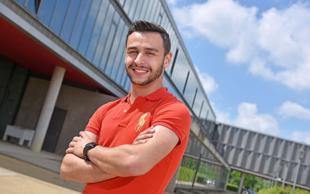 Ein Spanier in Bitterfeld: Sergio Rodriguez-Larriut verbringt derzeit viel Zeit im Berufsschulzentrum.