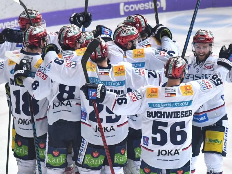Die Spieler der Eisbären Berlin jubeln nach dem 5:6 Sieg in der Verlängerung beim EHC Red Bull München. Foto: Peter Kneffel