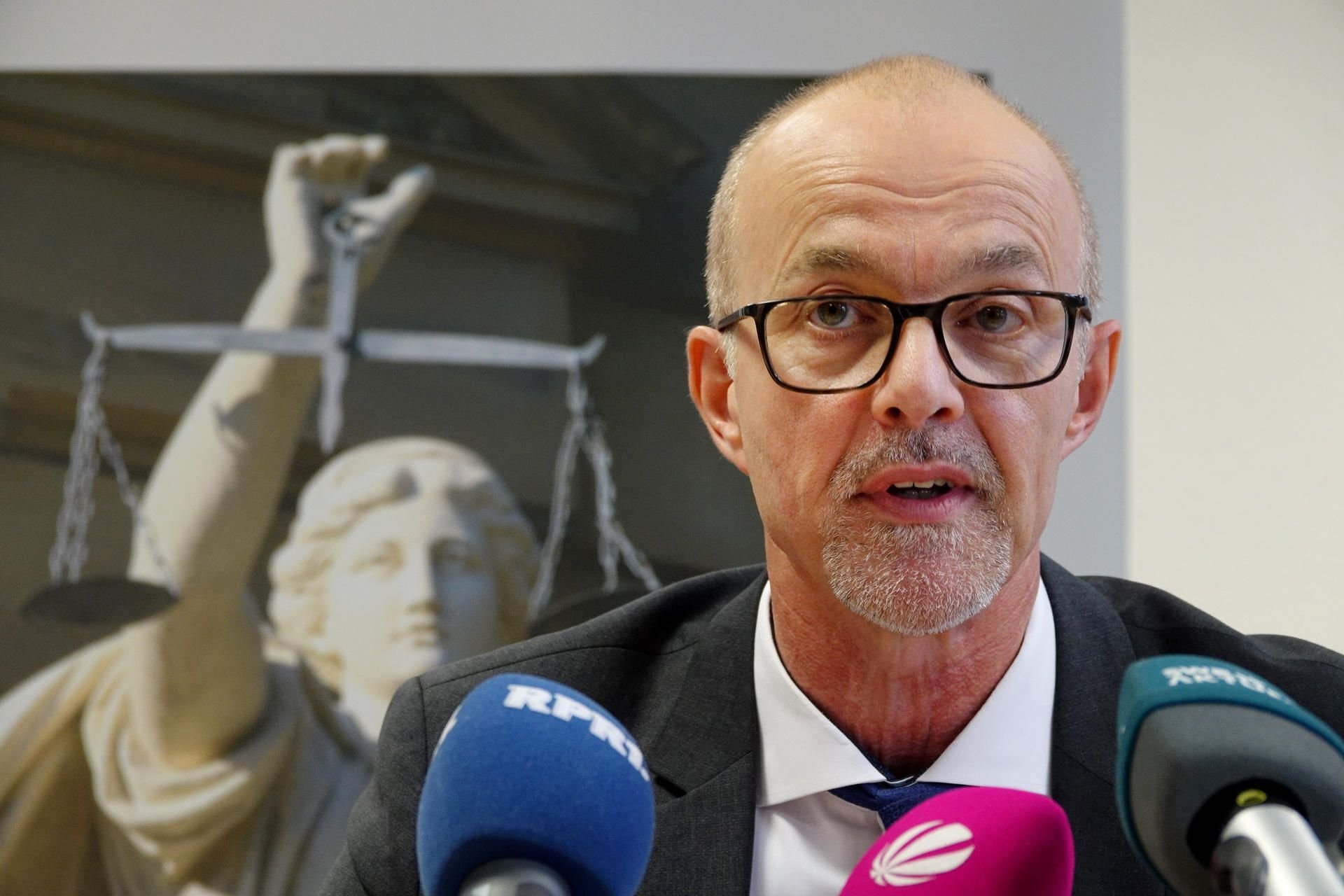 Peter Fritzen, leitender Oberstaatsanwalt der Staatsanwaltschaft Trier, informiert die Medien über einen Schlag gegen die organisierte Schleuserkriminalität in der Eifel.