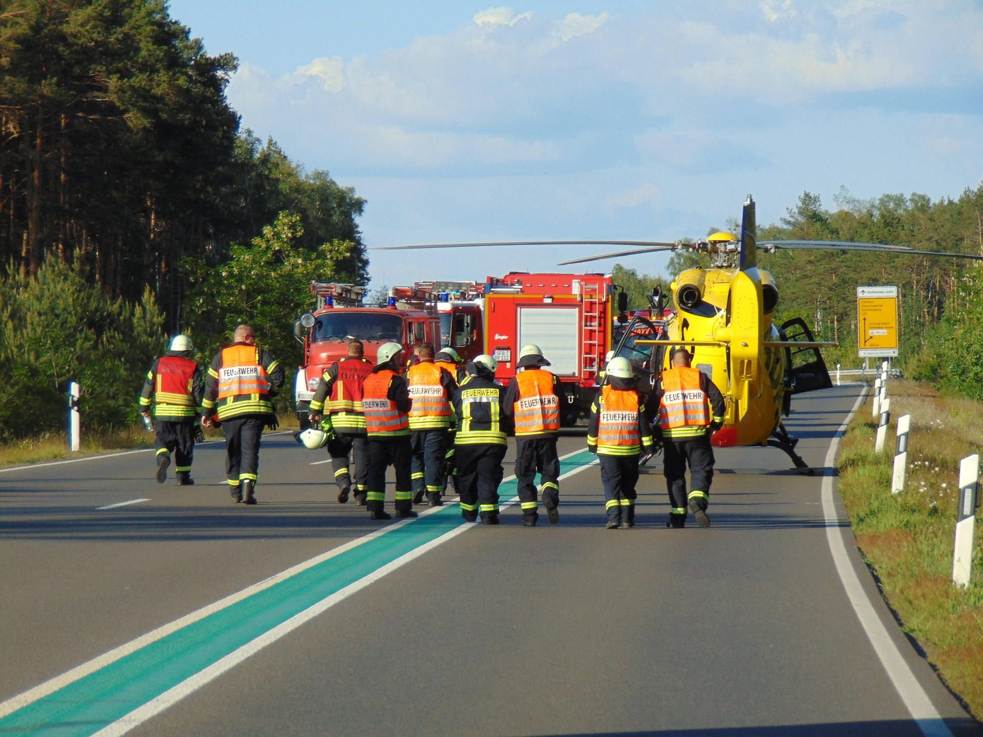 Kräfte von Feuerwehr, Rettungsdienst, Polizei und ein Rettungshubschrauber eilten zur Unfallstelle auf der B169. Ein Insasse des Autos überlebte den Unfall nicht.