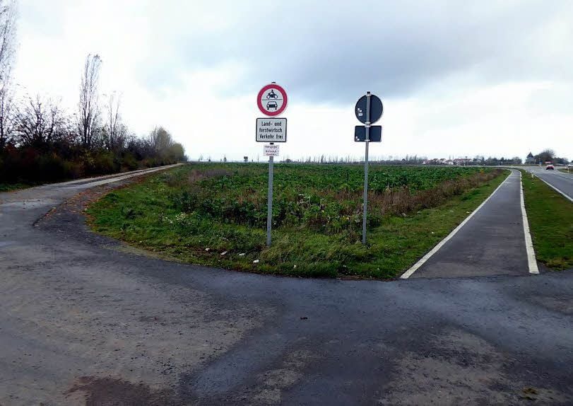 Der Radweg vom Kreisverkehr in Richtung Ermsleben endet hier. Bislang war eine Weiterfahrt auf dem Landwirtschaftsweg links durch das jetzt entfernte Zusatzschild verboten.