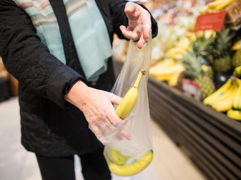 Der Discounter Aldi schafft die kostenlosen Obst- und Gemüsebeutel aus dünnem Plastik ab. Foto: Marcel Kusch