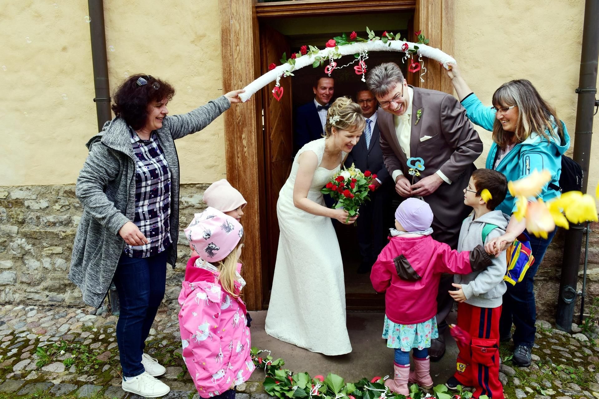 Hettstedts Bürgermeister Dirk Fuhlert (rechts) und seine frisch angetraute Frau Katja nach der Hochzeit in der Hettstedter Gangolfkirche.
