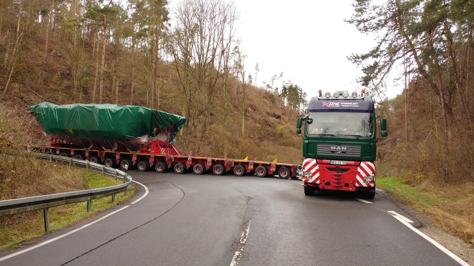 Ein defekter Schwertransporter sorgt derzeit für Verkehrsbehinderungen im westlichen Teil des Landkreises Mansfeld-Südharz. Die Landesstraße 234 zwischen Kelbra und Badra (Thüringen) ist deswegen in beiden Richtungen vollgesperrt.