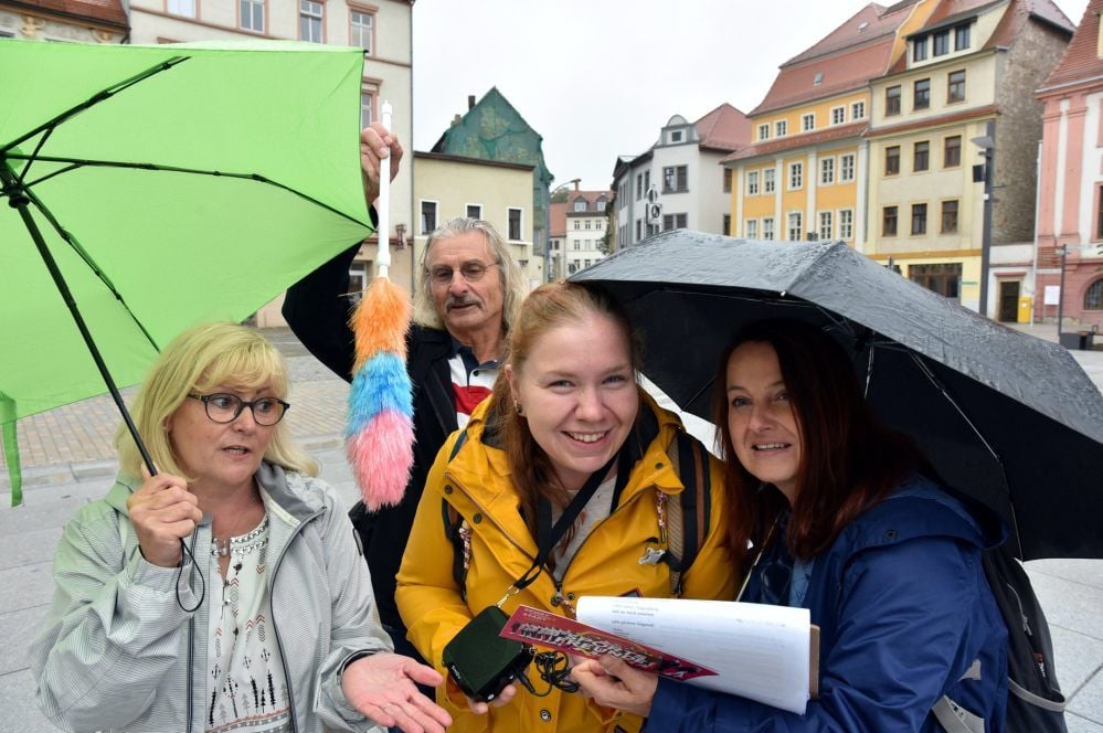 Die Gästeführer Ute Koch, Uwe Zeigermann und Theresa Schneidewind (v.l.) führen am Wochenende mit der Leipzigerin Diana Wesser Interessenten durch die Weißenfelser Innenstadt, um denen die Sportgeschichte der Stadt auf spannende und humorvolle Art und Weise nahezubringen.