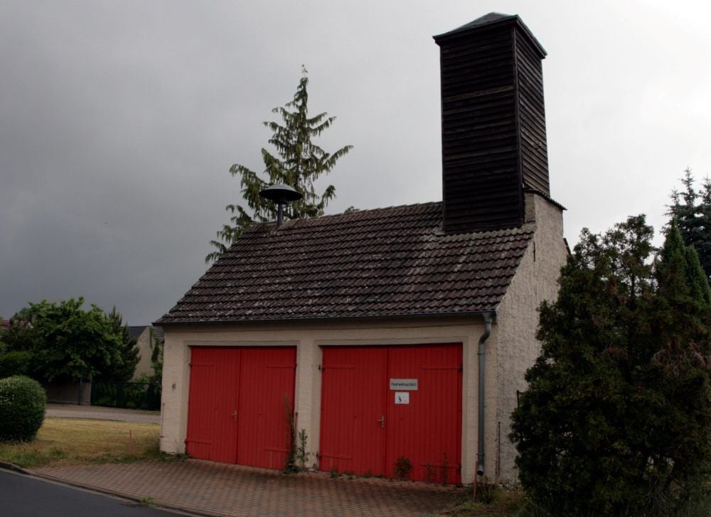 Das Feuerwehrgerätehaus inmitten von Mönchenhöfe. Es vermittelt den Eindruck, dass es noch eine Wehr im Ort gibt, aber das ist nun nicht mehr der Fall. Seit Mai ist dieses Thema Geschichte.