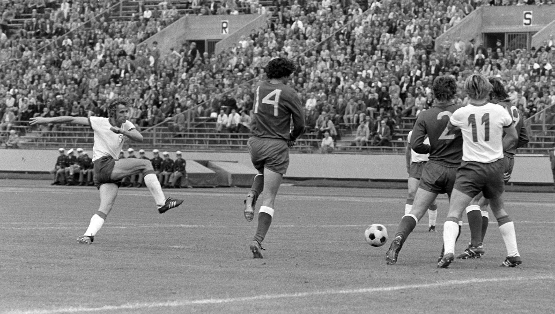 1972: DDR-Mittelfeldspieler Hans-Jürgen Kreische (li.) kommt vor der polnischen Abwehr und seinem Teamgefährten Joachim Streich (Nr. 11) zum Torschuss.