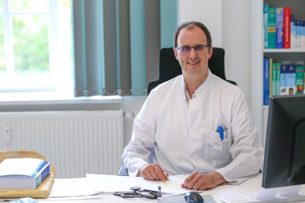 Für Chefarzt Jörn Rüssel haben sich die Behandlungschancen für Covid-19-Erkrankte verbessert.