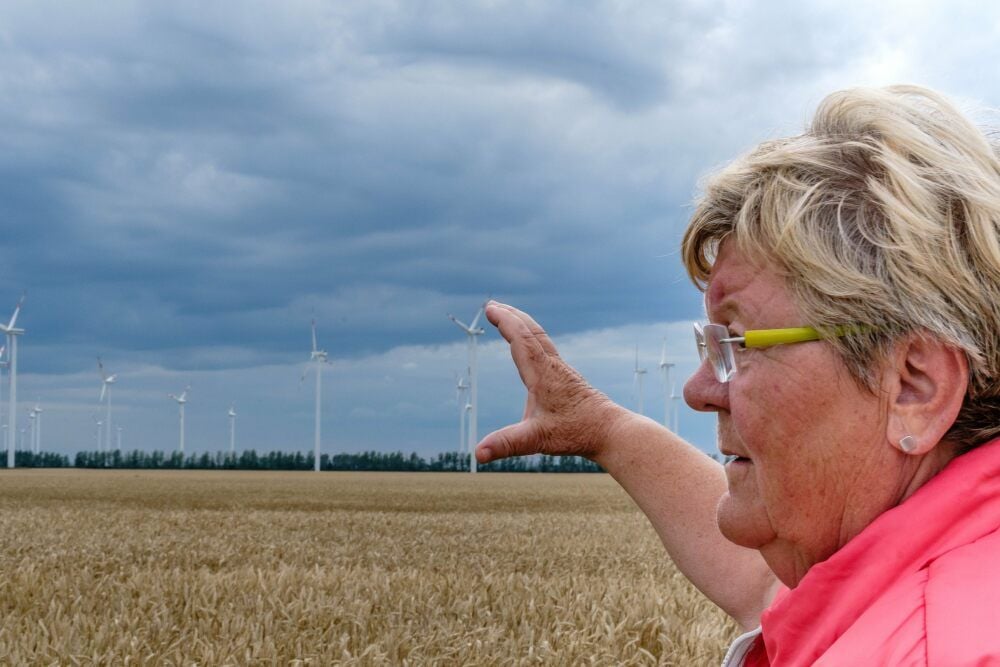 Die Höhe reicht, findet Ortsbürgermeisterin Roswitha Reinhardt und zeigt auf die Windräder nahe Trebitz.