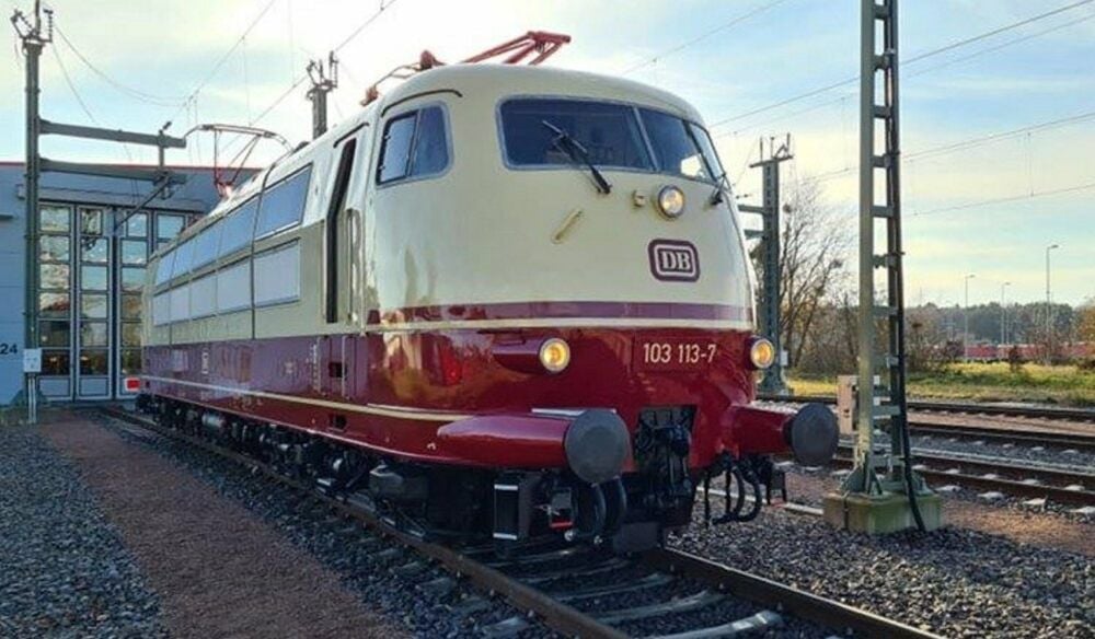 Blitzblank und voll funktionstüchtig verlässt die historische Schnellzug-Lokomotive nach der Hauptuntersuchung das Dessauer Bahnwerk.