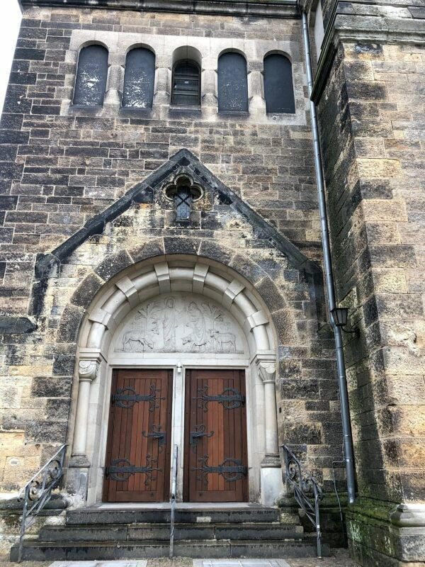 Die restaurierten Türen im Eingangsportal der Petruskirche.