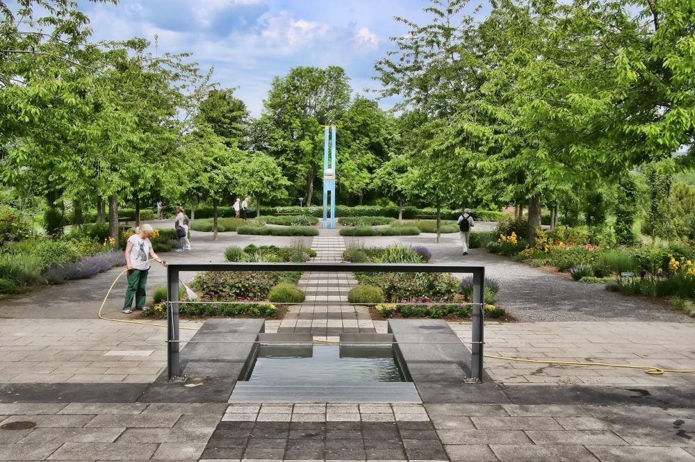 Rosarium Sangerhausen: Blick zum Welten−Ei