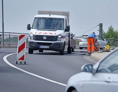 Bauarbeiter reparieren noch bis Freitag Schäden auf dem Brehnaer Überbau