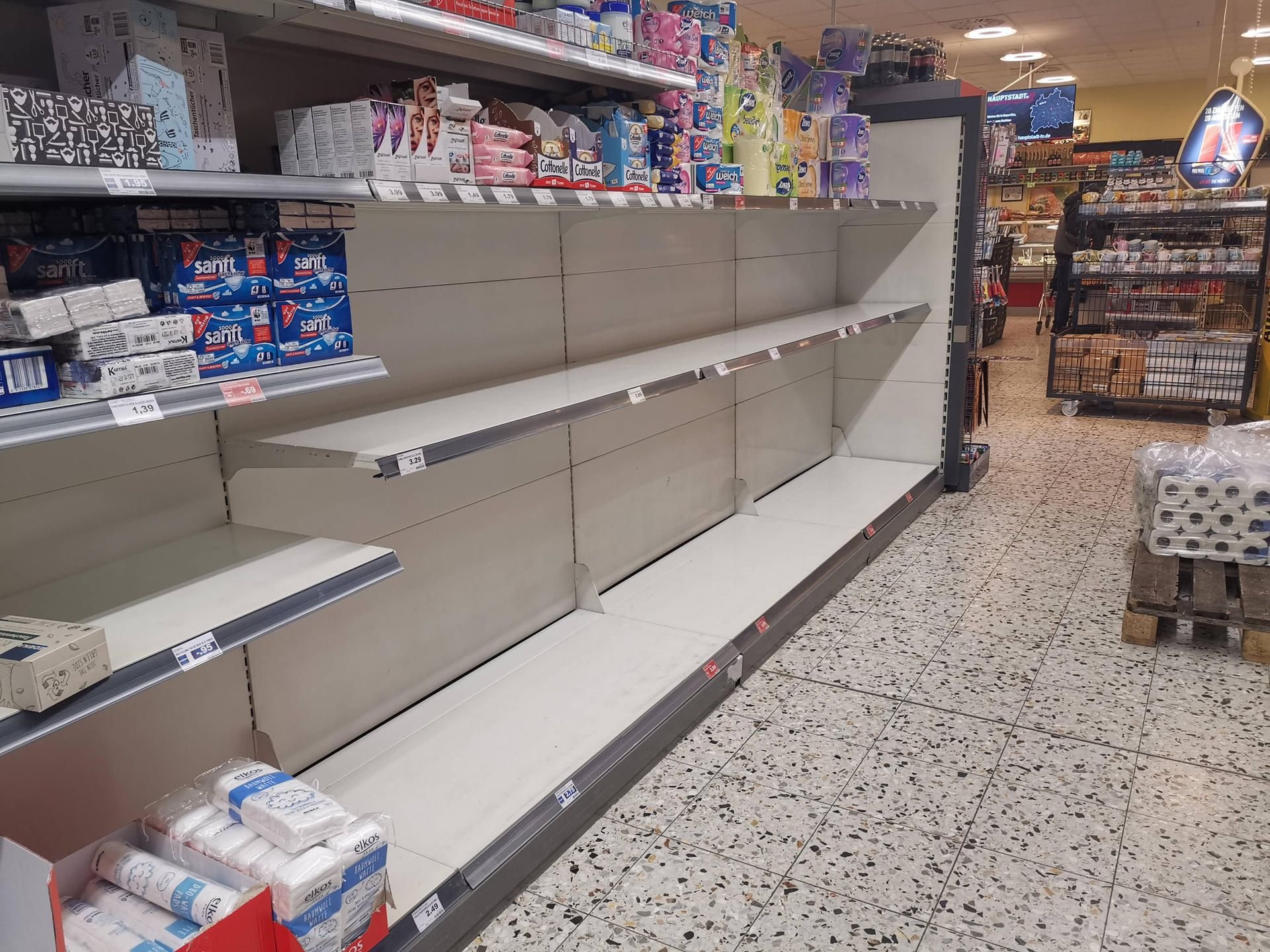 Leeres Regal für Hygieneartikel in einem Supermarkt.