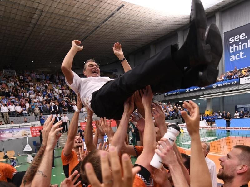 Der Vater des Erfolgs: Berlins Trainer Stelian Moculescu wird von seinen Spielern gefeiert. Foto: Felix Kästle