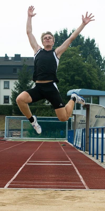 Marvin Meinhardt steht hoch in der Luft.