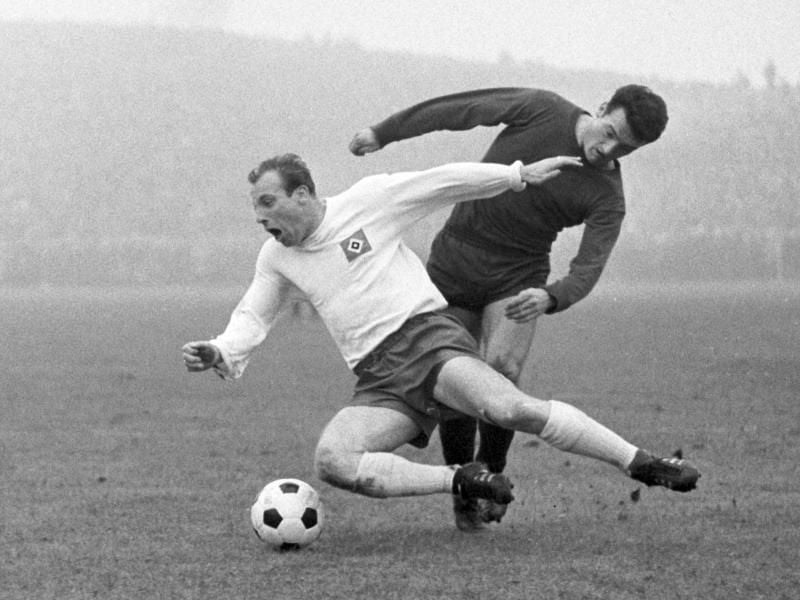 HSV-Spieler Uwe Seeler (l) vom HSV wird durch Kaiserslauterns Gerd Schneider am Torschuss gehindert. Foto: Hainz-Jürgern Goettert