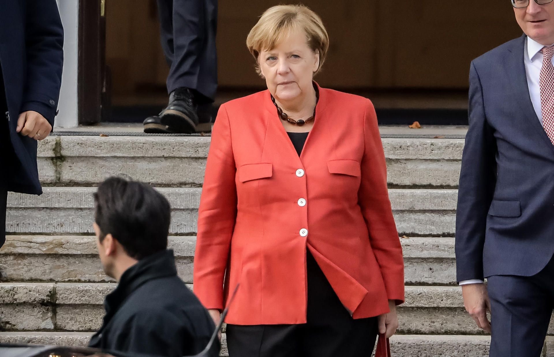 Bundeskanzlerin Angela Merkel (CDU) verlässt nach einem Gespräch mit Bundespräsident Steinmeier das Schloss Bellevue in Berlin.