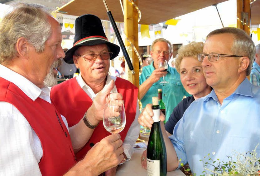 An den Ständen der Winzer, hier bei Winzer Winfried Becker (r.) von der Südlichen Weinstraße, kann jede Menge Wein probiert werden.