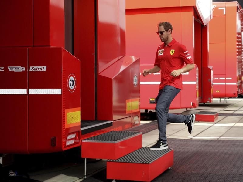 Auf dem Sprung in Silverstone: Sebastian Vettel. Foto: Luca Bruno/AP