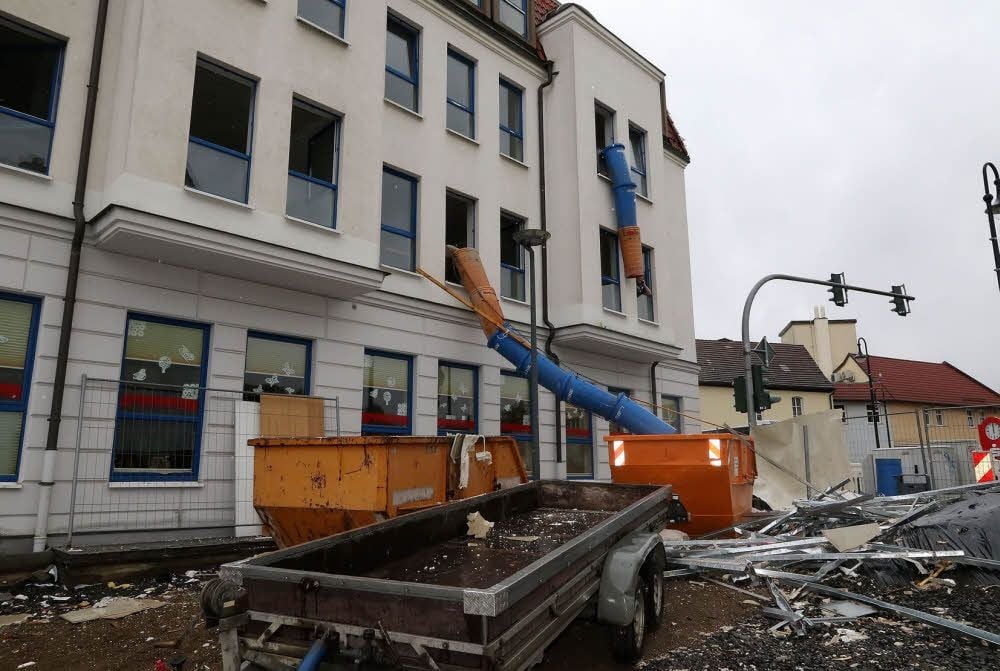 Am ehemaligen Bankhaus ist von außen deutlich sichtbar, dass im Gebäude derzeit gebaut wird.