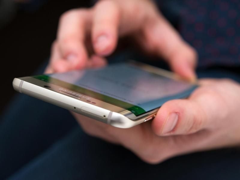 Holt man sich ein neues Smartphone, müssen bestimmte Daten des alten Handys noch übertragen werden. Inzwischen können hierbei aber Apps helfen. Foto: Andrea Warnecke/dpa-tmn