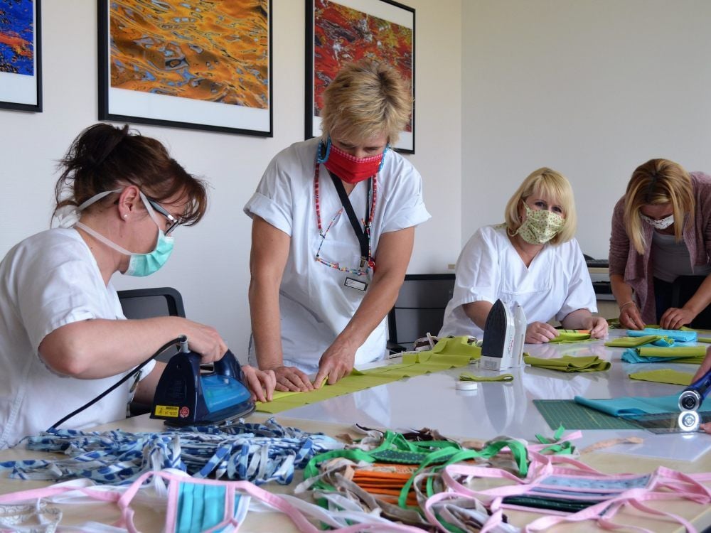 Jede freie Minute nutzen einige Mitarbeiterinnen des Gesundheitszentrums für die Herstellung von Mundschutz.