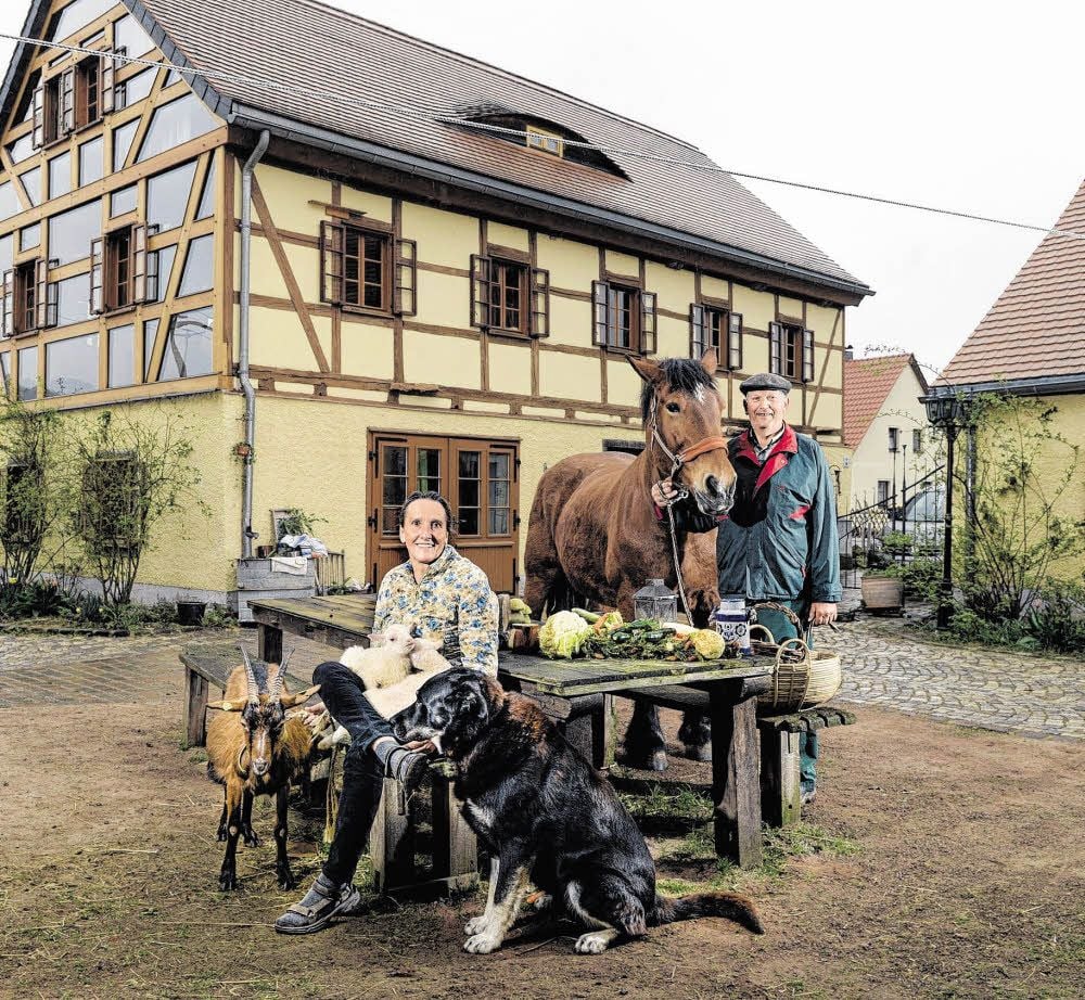 Elsbeth Pohl-Roux und Jürgen Pohl mit einigen tierischen Bewohnern ihres Arche-Hofs in Klosterbuch.