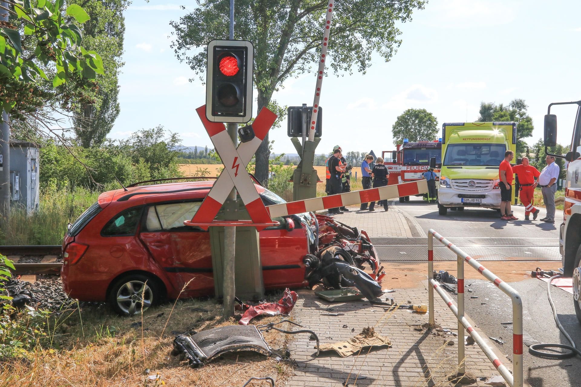 An einem Bahnübergang nahe Sömmerda ist eine Autofahrerin bei einem Zusammenstoß mit einem Zug schwer verletzt worden.