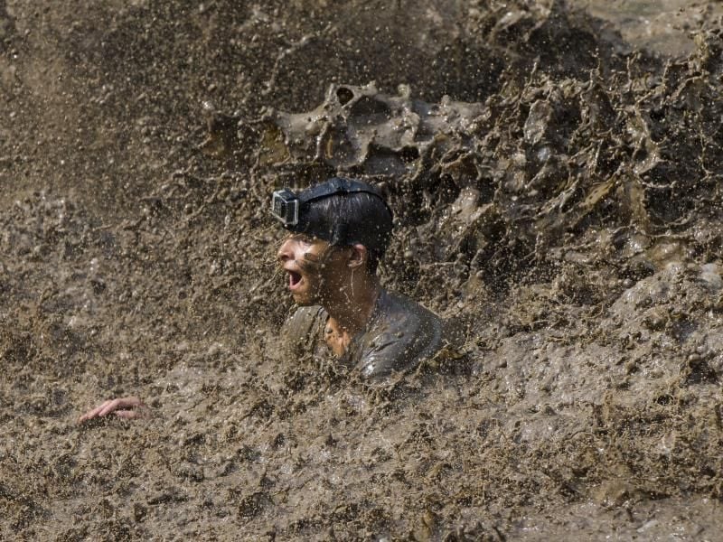 Ein Teilnehmer des Schlammrennens „Mud Hero Toronto North” beim dem Wettbewerb in der Albion Hills Conservation Area in voller Aktion. Foto: Zou Zheng/XinHua