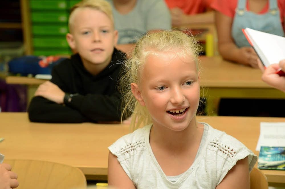 Lina freut sich, dass die Schule losgeht. Sie mag Mathe.
