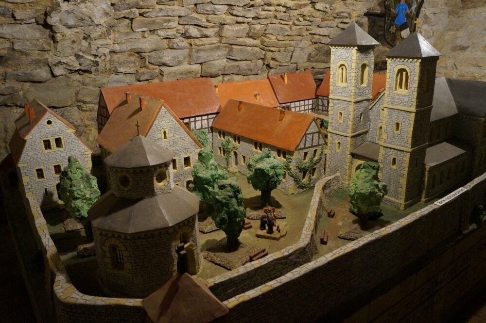 So sah die ehemalige Klosteranlage in Gerbstedt aus. Unterhalb davon starten die Kellergänge, die offenbar durch die ganze Stadt führten.