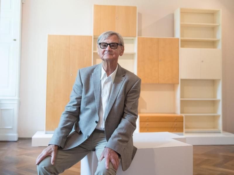 Rudolf Horn vor einer Schrankwand aus dem Möbelprogramm Montagemöbel der Deutschen Werkstätten (MDW). Foto: Sebastian Kahnert