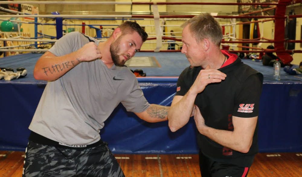 Tom Schwarz (l.) arbeitet mit Rene Friese an seiner Form für den Kampf gegen Tyson Fury.